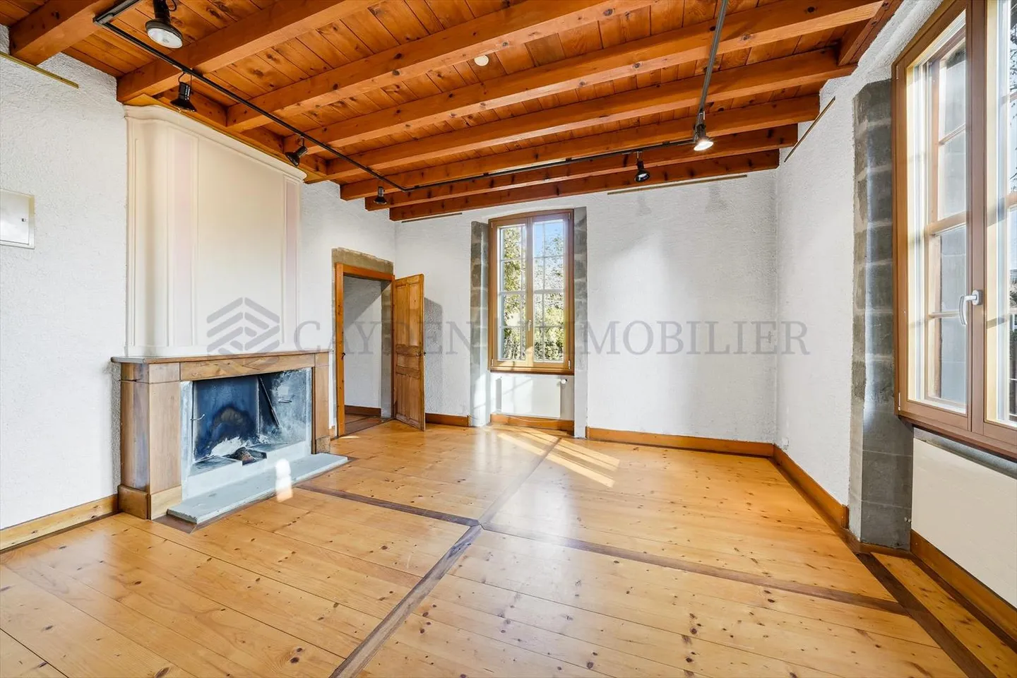 Beau vieux bâtiment - Photo 4 sur 12