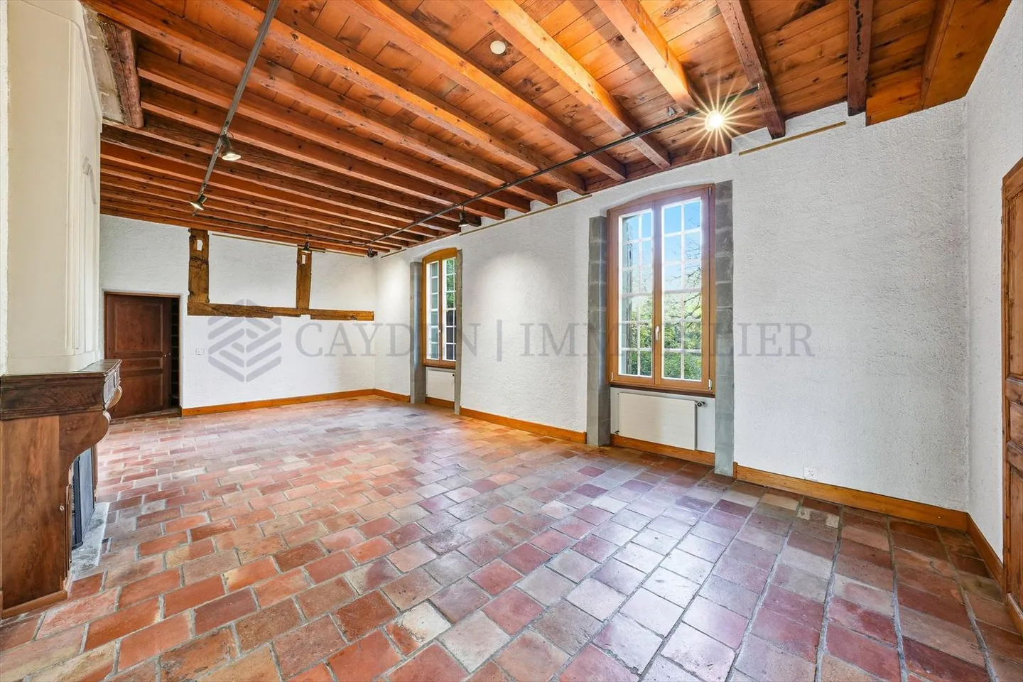 Beau vieux bâtiment - Photo 5 sur 12