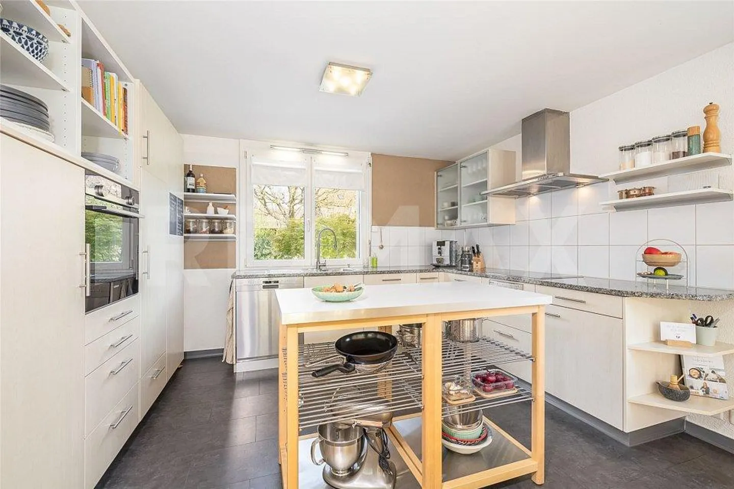 Bright, quiet and family-friendly - a home to... - Photo 4 of 13