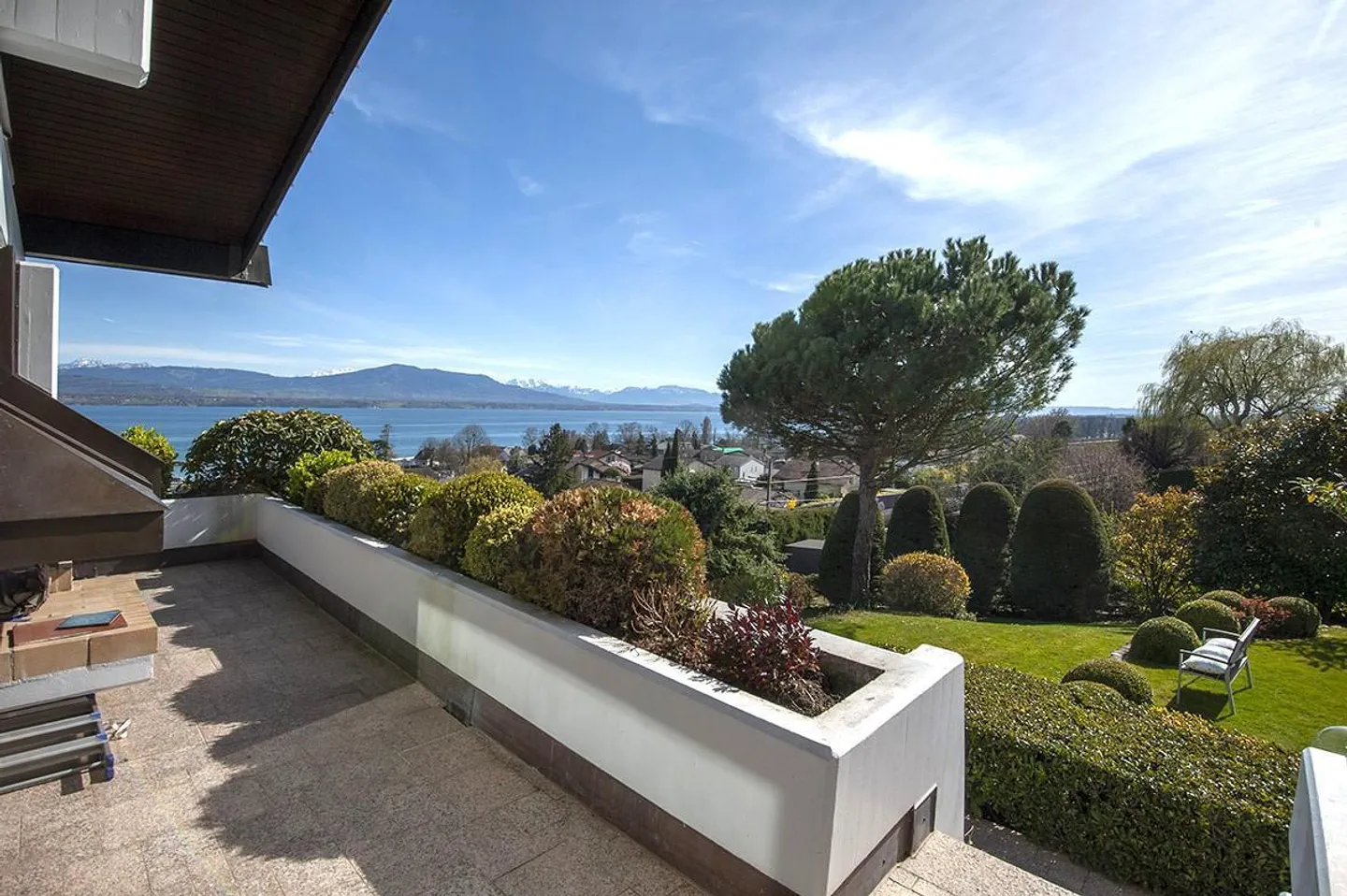 Property with magnificent view of the lake, the Alps and Mont-Blanc - Photo 5 of 12