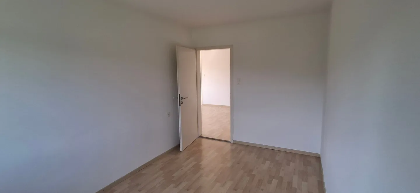 Appartamento affascinante con 3 camere e balcone a Delémont - Foto 3 di 6