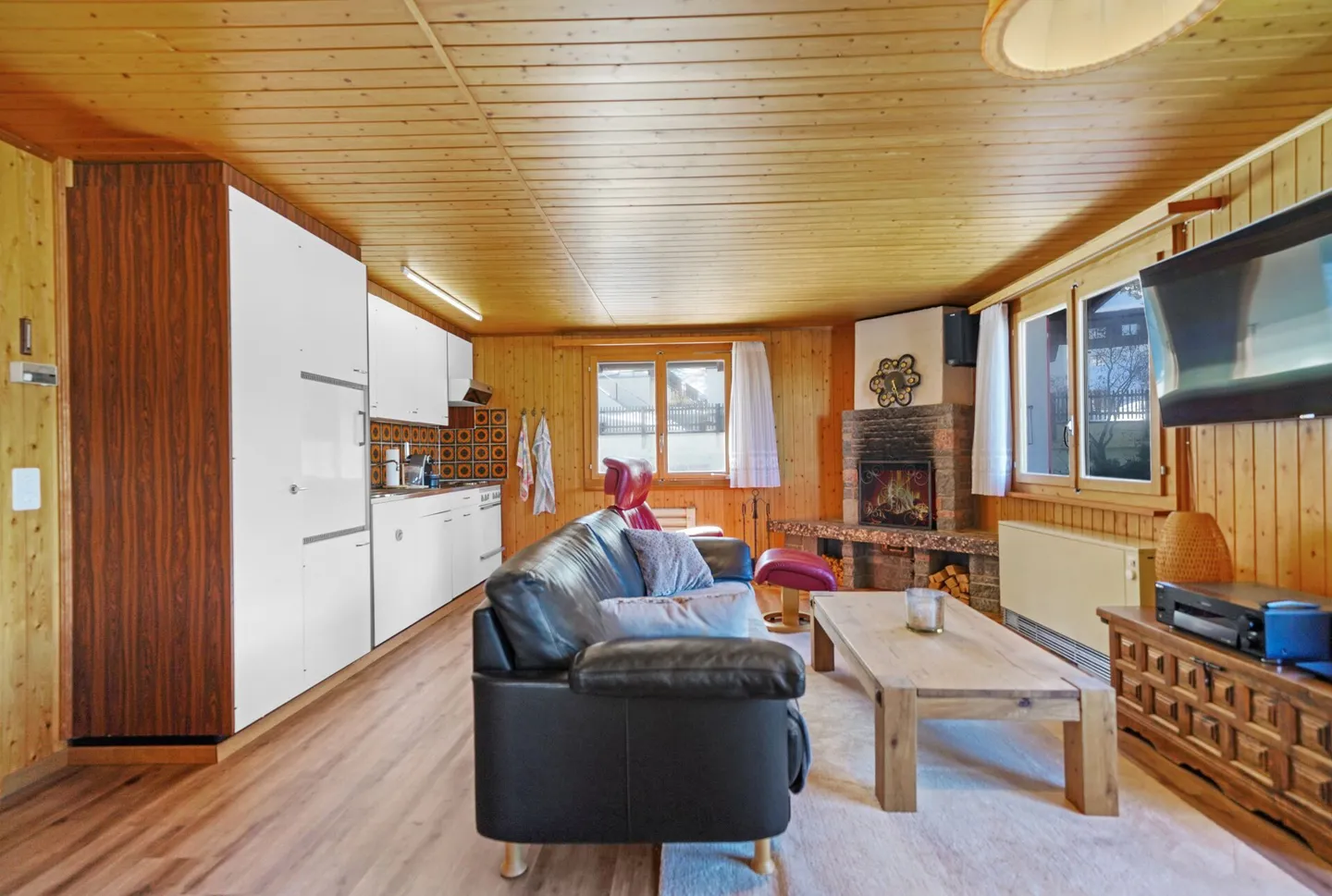 Affordable well-kept 4.5-room chalet directly on the ski slope - Photo 3 of 13