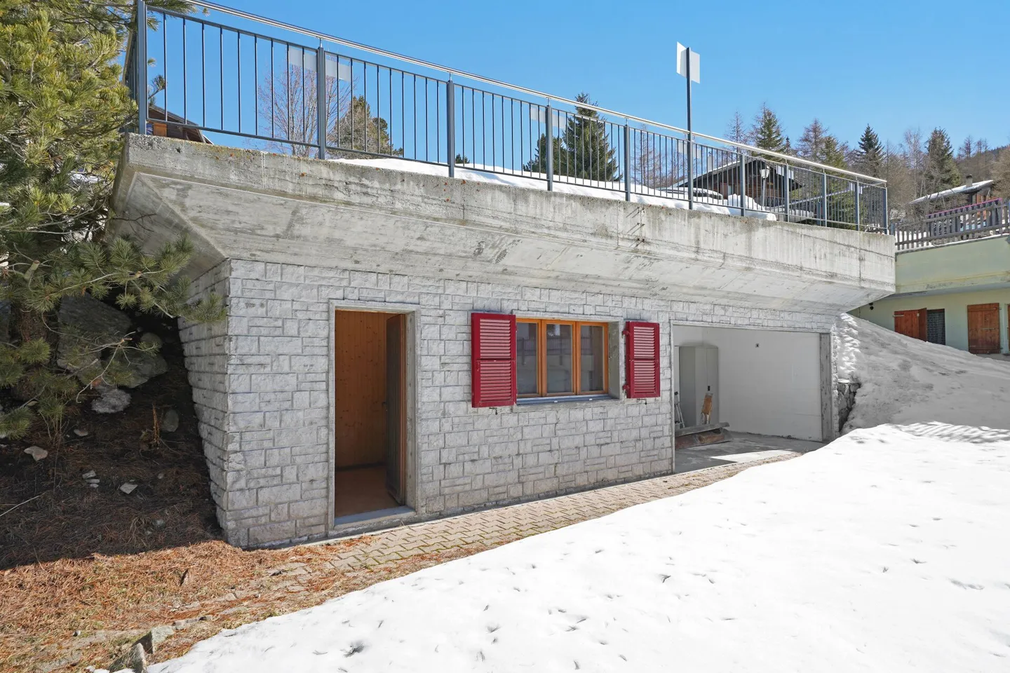 Affordable well-kept 4.5-room chalet directly on the ski slope - Photo 10 of 13