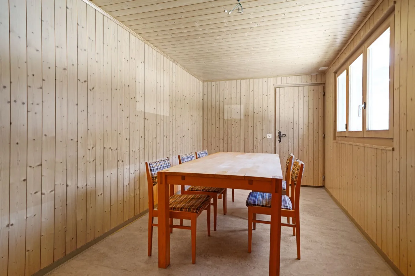 Affordable well-kept 4.5-room chalet directly on the ski slope - Photo 11 of 13