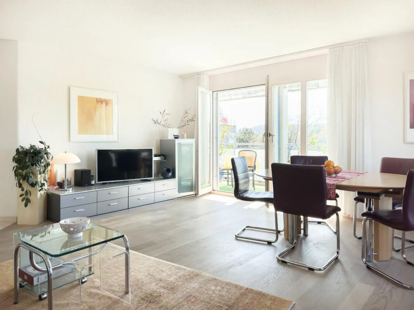 Living near the Aare: Sunny 2.5-room apartment with balcony and views... - Photo 3 of 21