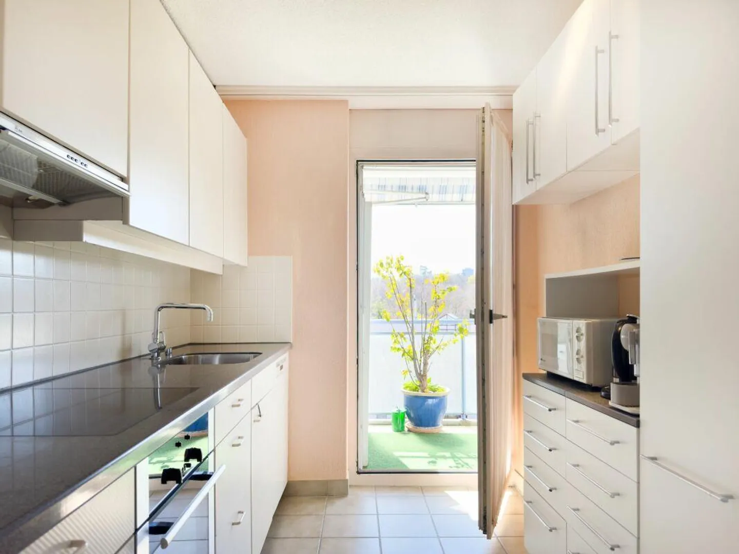 Living near the Aare: Sunny 2.5-room apartment with balcony and views... - Photo 6 of 21