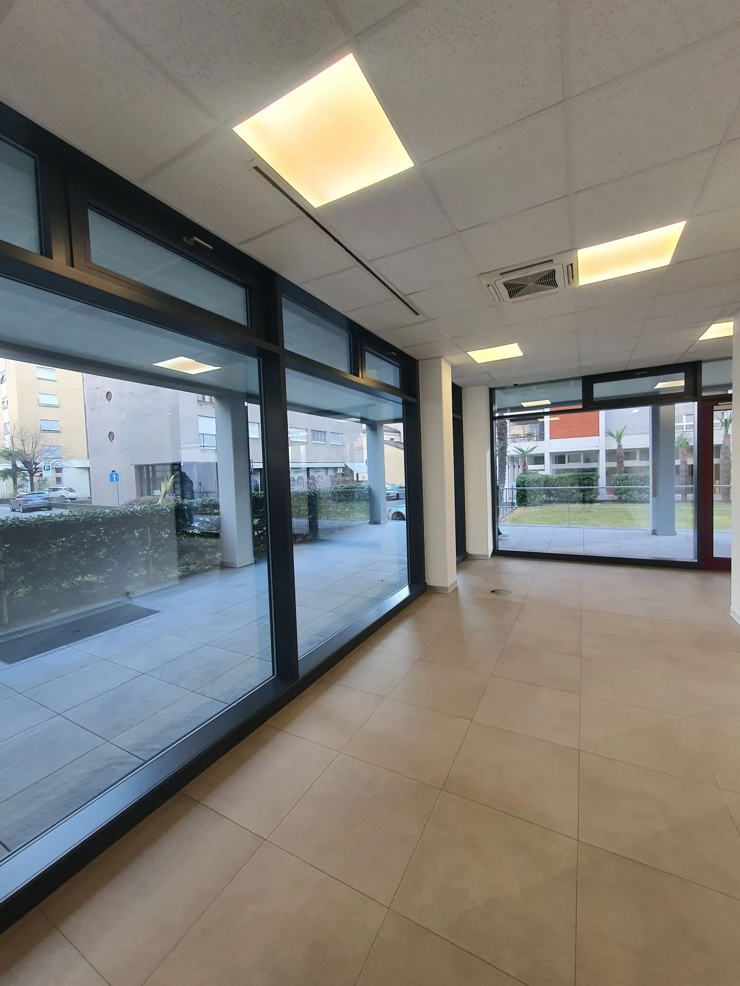 Gewerbefläche im Erdgeschoss mit ca. 80 m² Fläche - Lugano Zona USI - Residenza Agorà - Foto 4 von 5