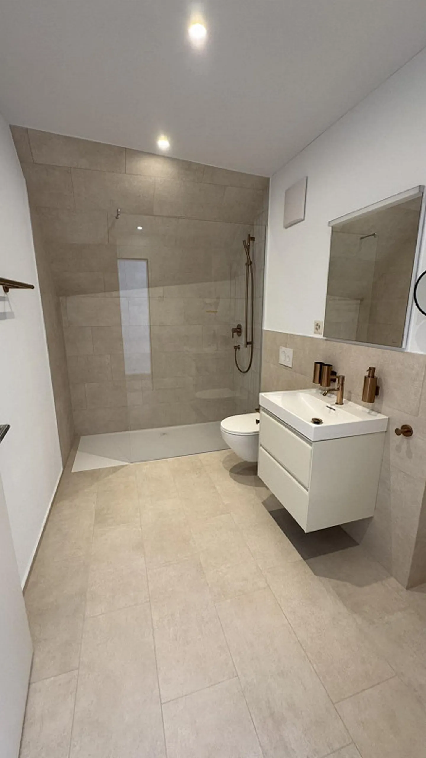 Appartement moderne de 3,5 pièces dans un nouveau bâtiment - Photo 3 sur 8