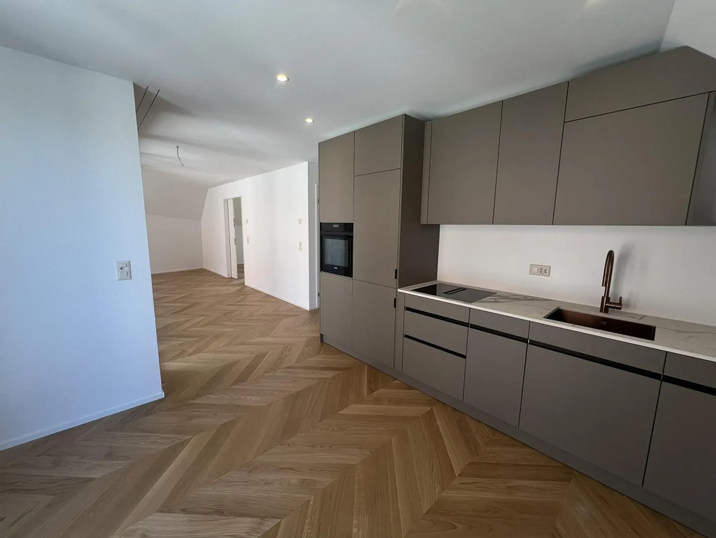Appartement moderne de 3,5 pièces dans un nouveau bâtiment - Photo 2 sur 8
