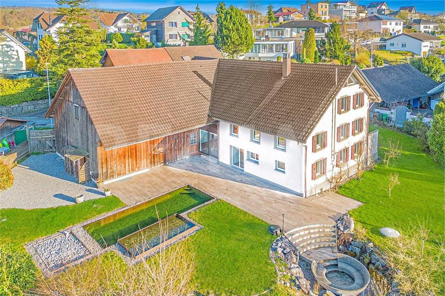 Casa di 6 stanze elegantemente curata con piscina naturale e grande giardino - Foto 1 di 13