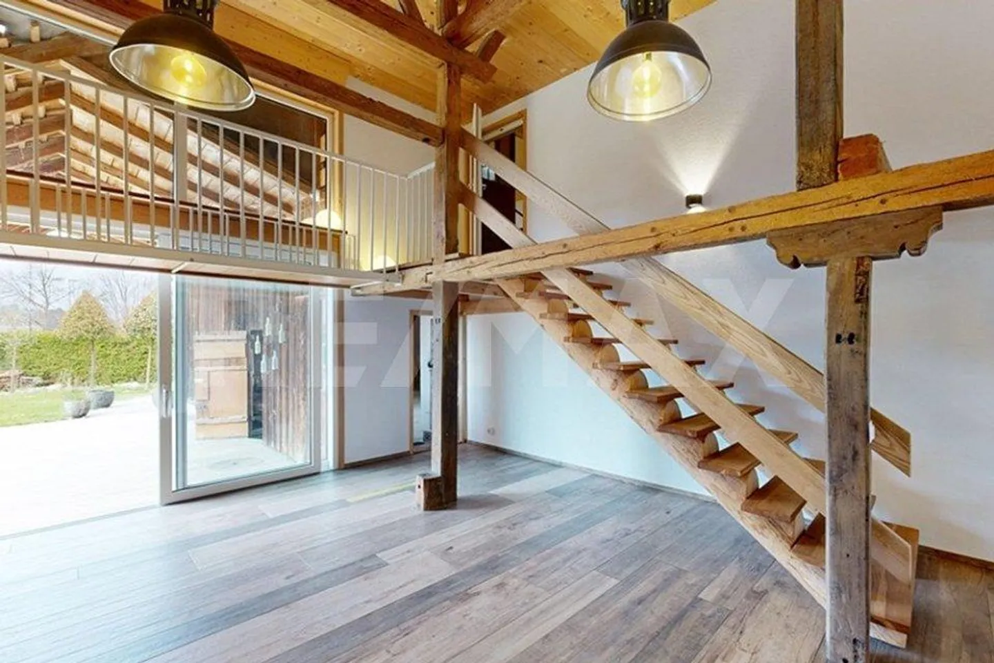 Casa di 6 stanze elegantemente curata con piscina naturale e grande giardino - Foto 2 di 13