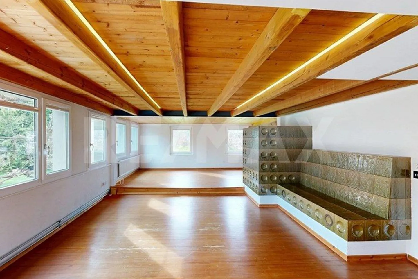 Casa di 6 stanze elegantemente curata con piscina naturale e grande giardino - Foto 3 di 13