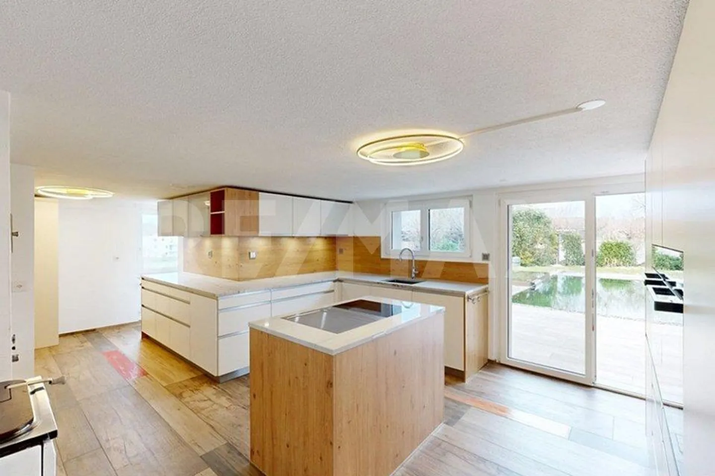 Casa di 6 stanze elegantemente curata con piscina naturale e grande giardino - Foto 4 di 13