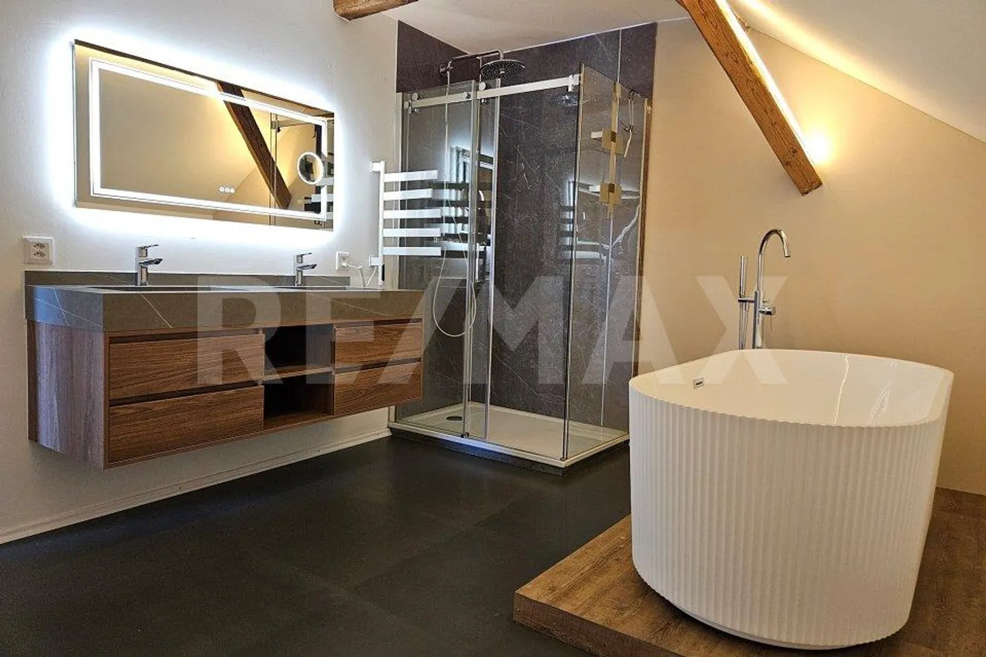 Casa di 6 stanze elegantemente curata con piscina naturale e grande giardino - Foto 5 di 13