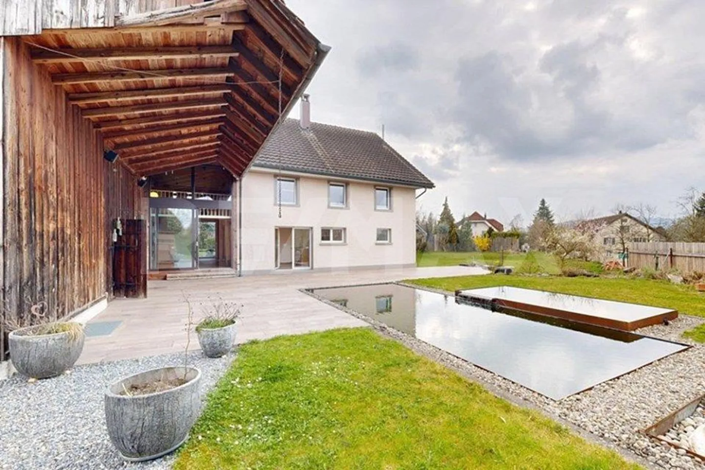 Casa di 6 stanze elegantemente curata con piscina naturale e grande giardino - Foto 8 di 13