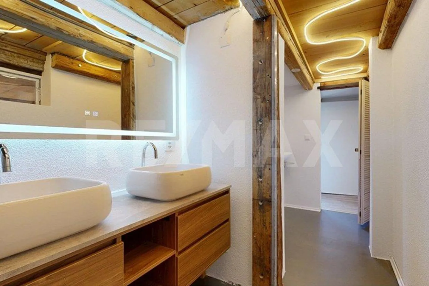 Casa di 6 stanze elegantemente curata con piscina naturale e grande giardino - Foto 9 di 13