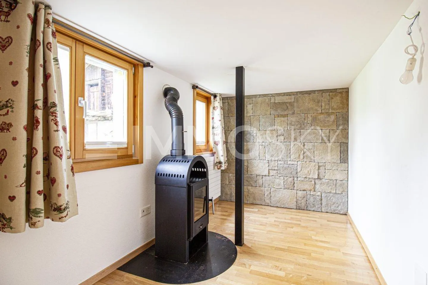VIRTUAL TOUR: 4.5-Room Apartment in a Two-Family House - Photo 4 of 5