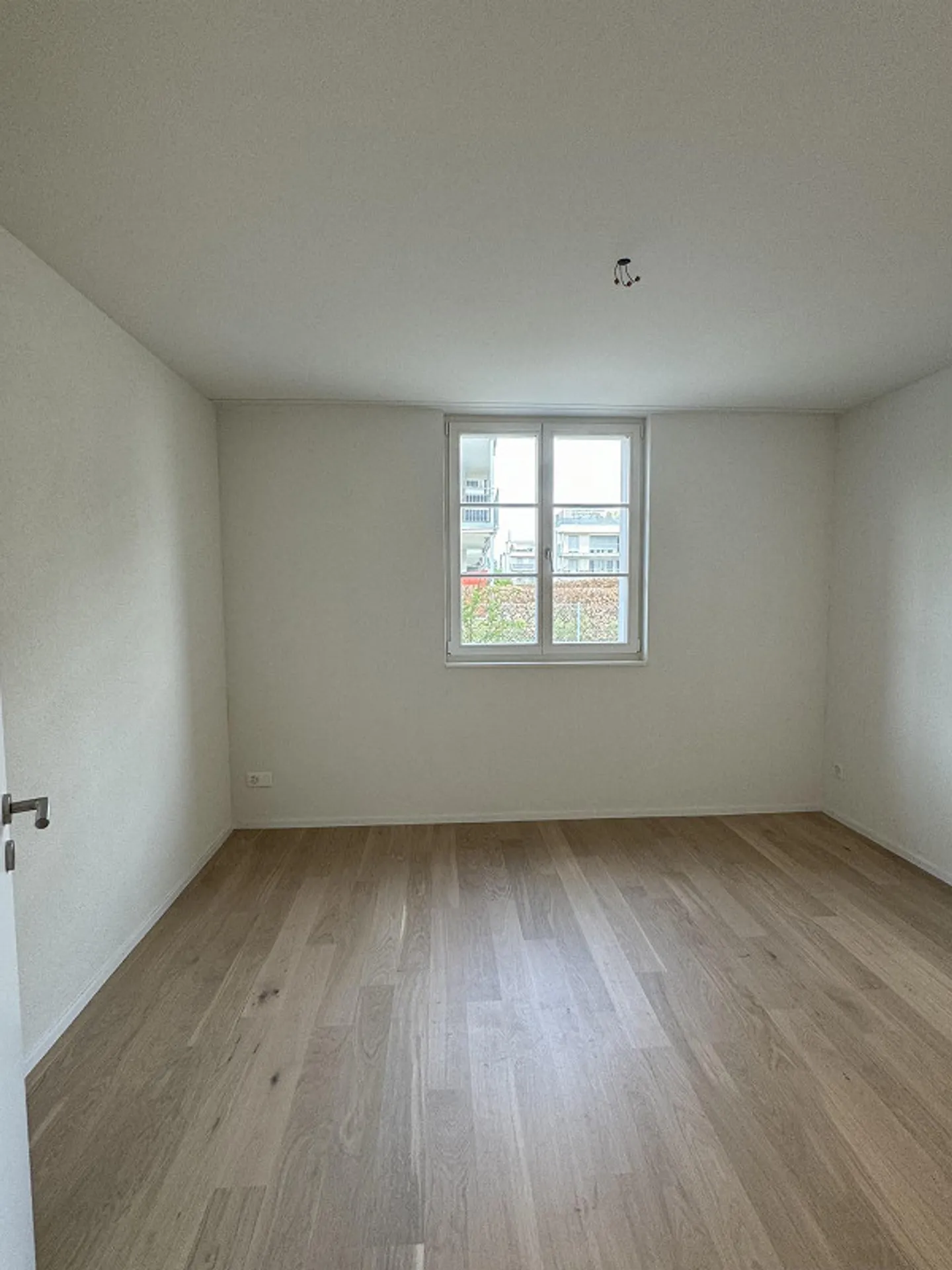 Moderno appartamento di 3,5 stanze al piano terra a Nürensdorf - Foto 4 di 11