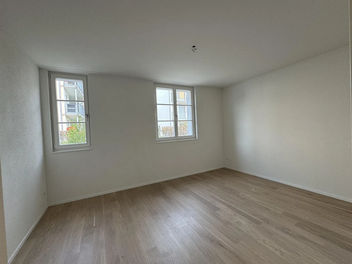 Moderno appartamento di 3,5 stanze al piano terra a Nürensdorf - Foto 6 di 11