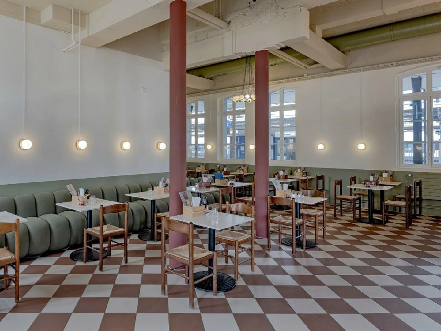 Terrasse avec vue sur le lac - Espace de gastronomie à la gare de Romanshorn - Photo 4 sur 4