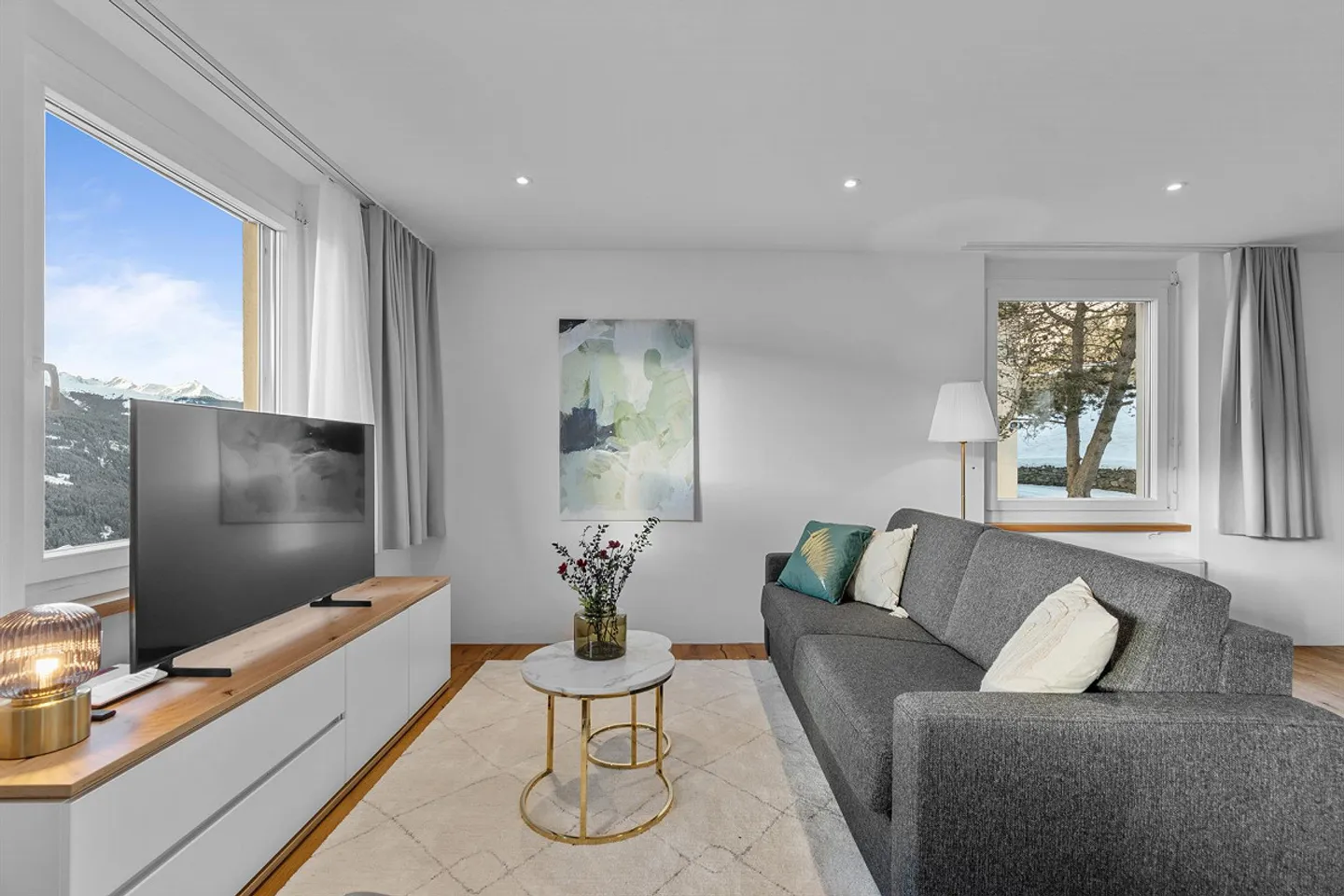 Renovated 2 ½ room apartment with charming view, underground garage - Photo 3 of 30