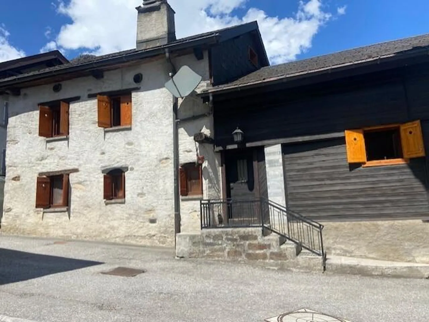 AMPIO RUSTICO RISTRUTTURATO DI 10 LOCALI NELLA VAL DI BLENIO - Photo 3 of 9