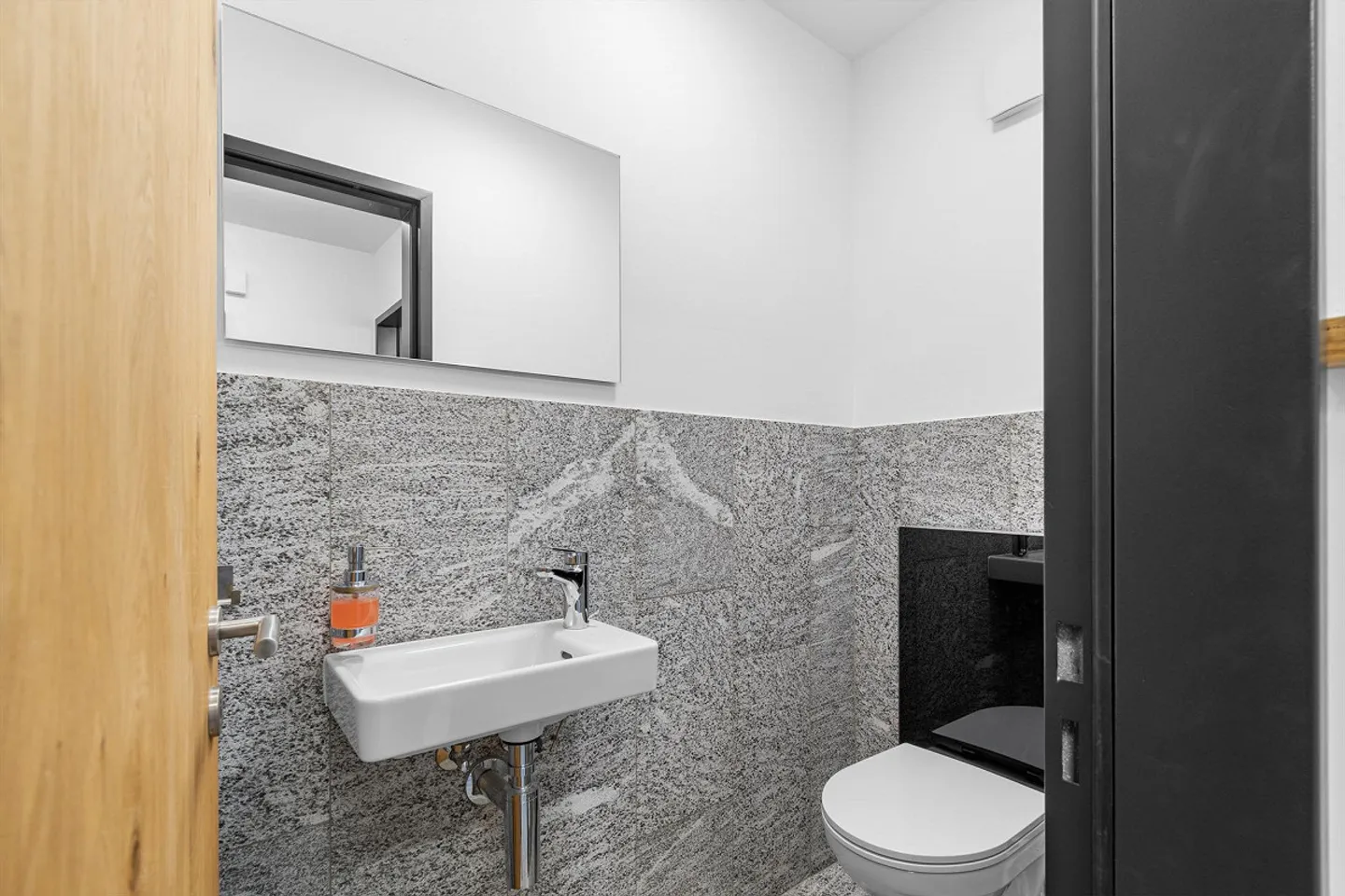 Renovated 2 ½ room apartment with charming view, underground garage - Photo 8 of 30