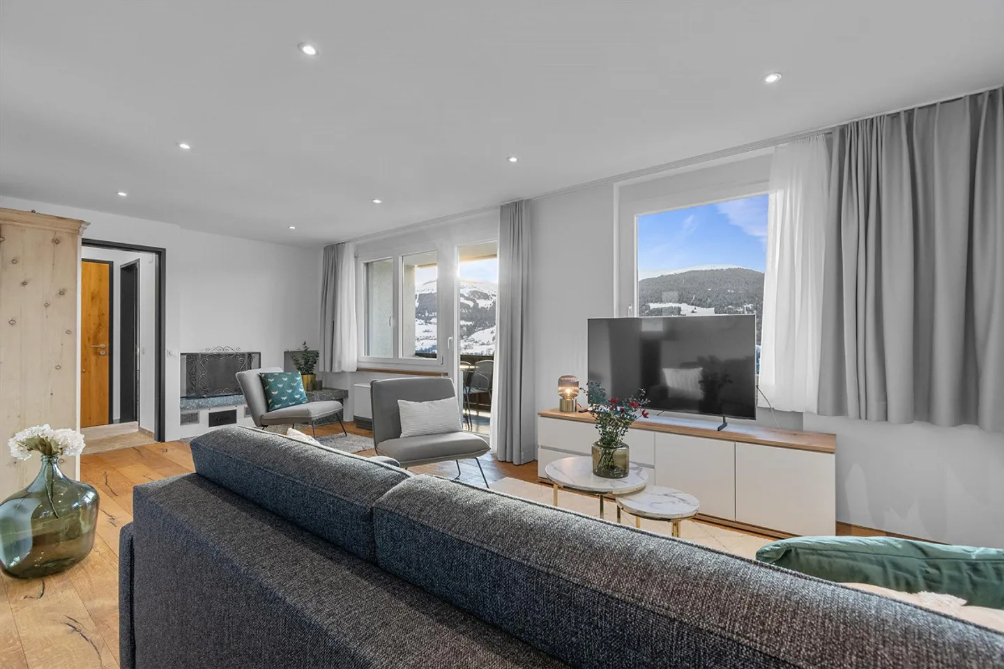 Renovated 2 ½ room apartment with charming view, underground garage - Photo 24 of 30