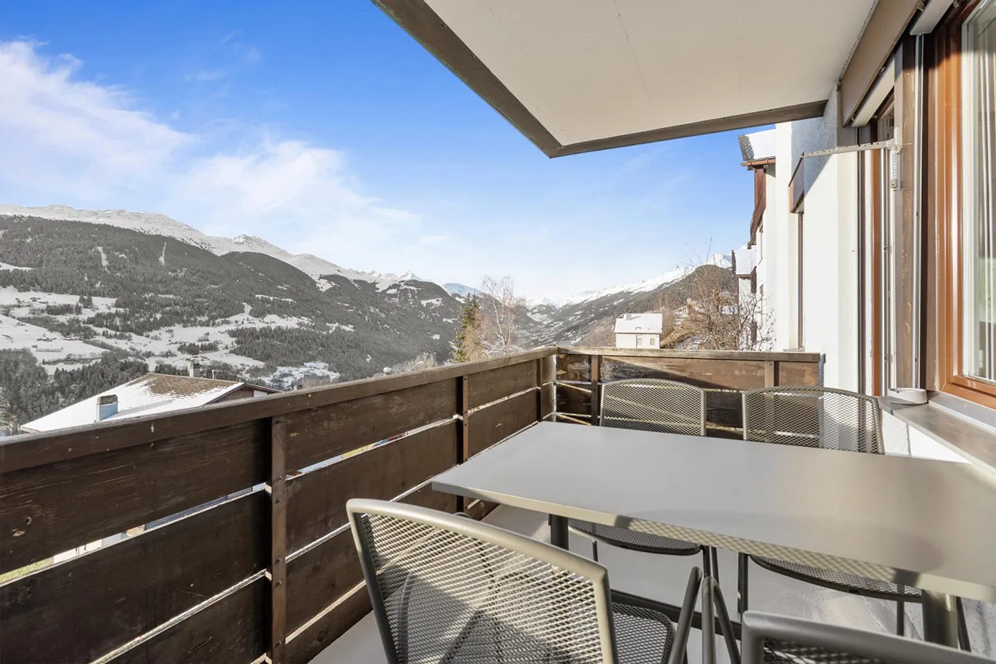 Renovated 2 ½ room apartment with charming view, underground garage - Photo 26 of 30