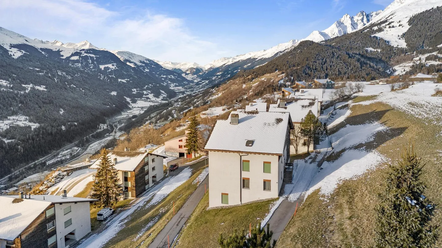Renovated 2 ½ room apartment with charming view, underground garage - Photo 27 of 30