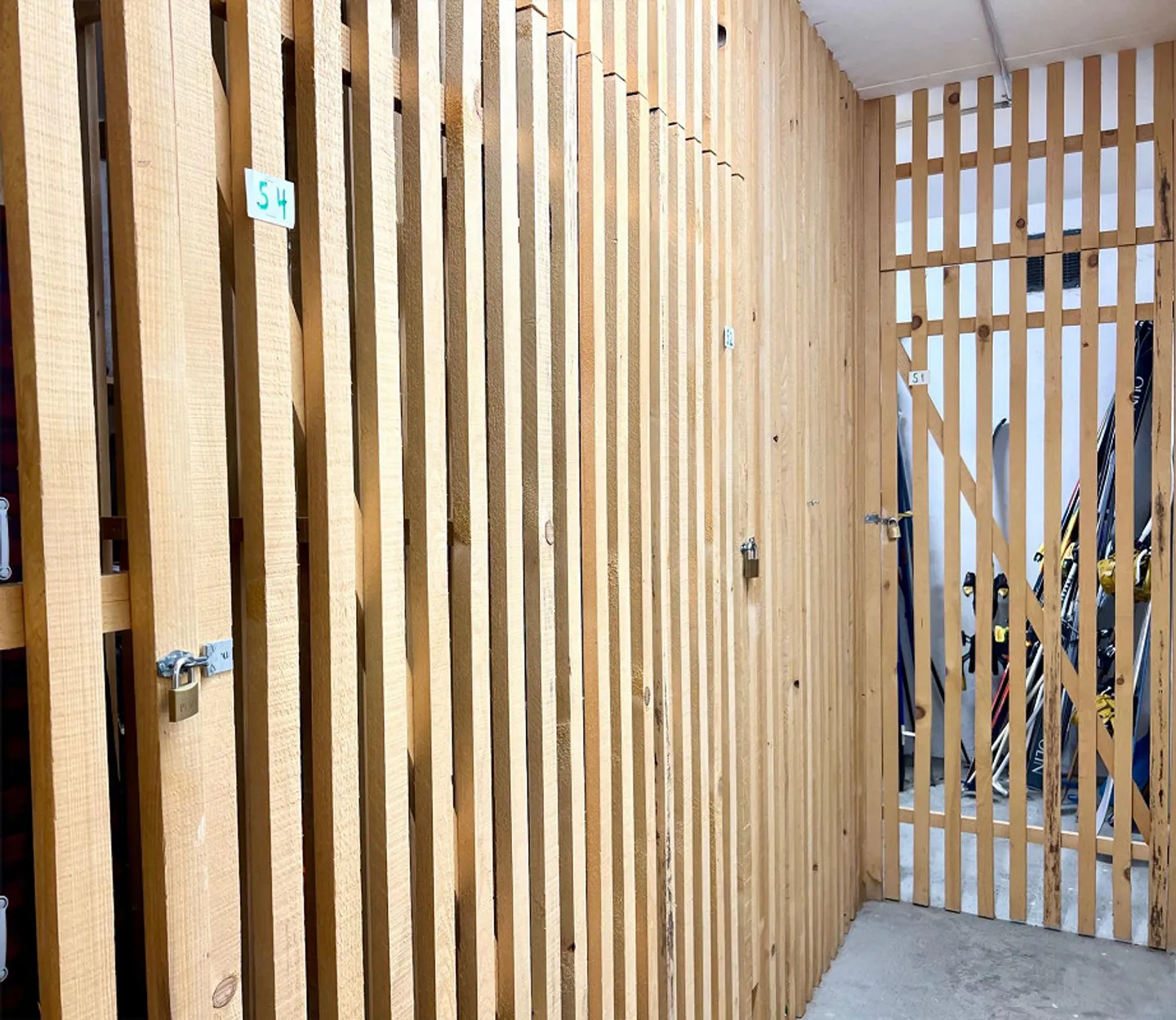 Renovated 2 ½ room apartment with charming view, underground garage - Photo 29 of 30