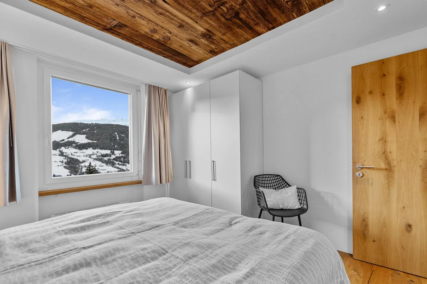 Renovated 2 ½ room apartment with charming view, underground garage - Photo 19 of 30