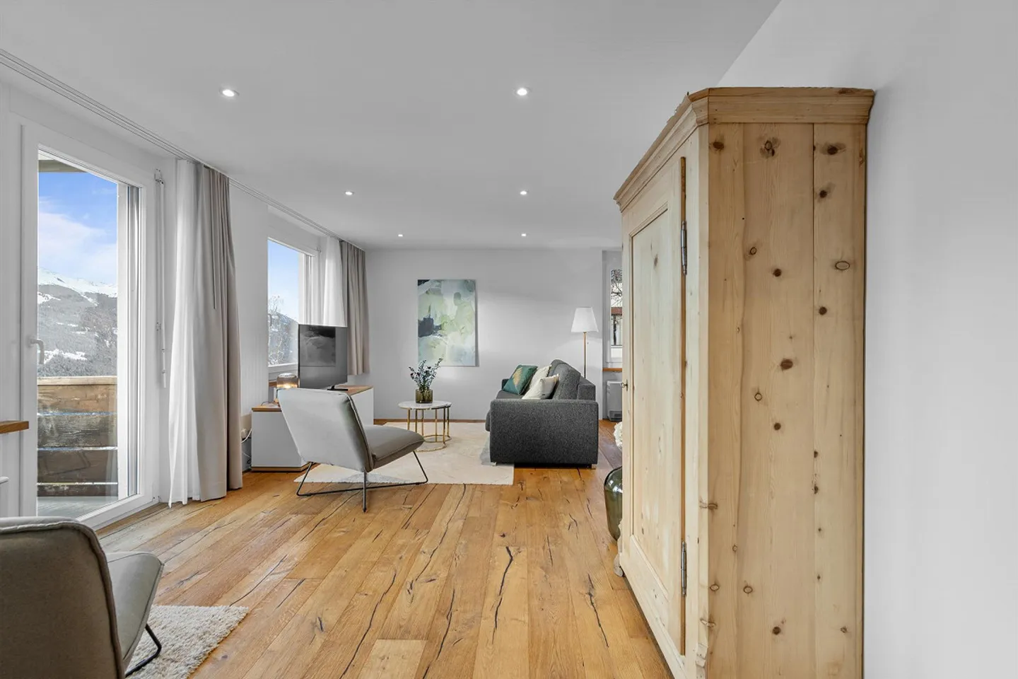 Renovated 2 ½ room apartment with charming view, underground garage - Photo 20 of 30