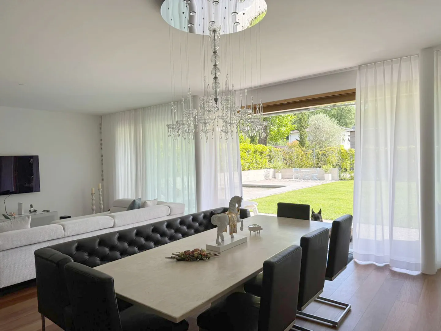 PROPRIÉTÉ EXCLUSIVE À LOUER AVEC JARDIN ET PISCINE - Photo 1 sur 4