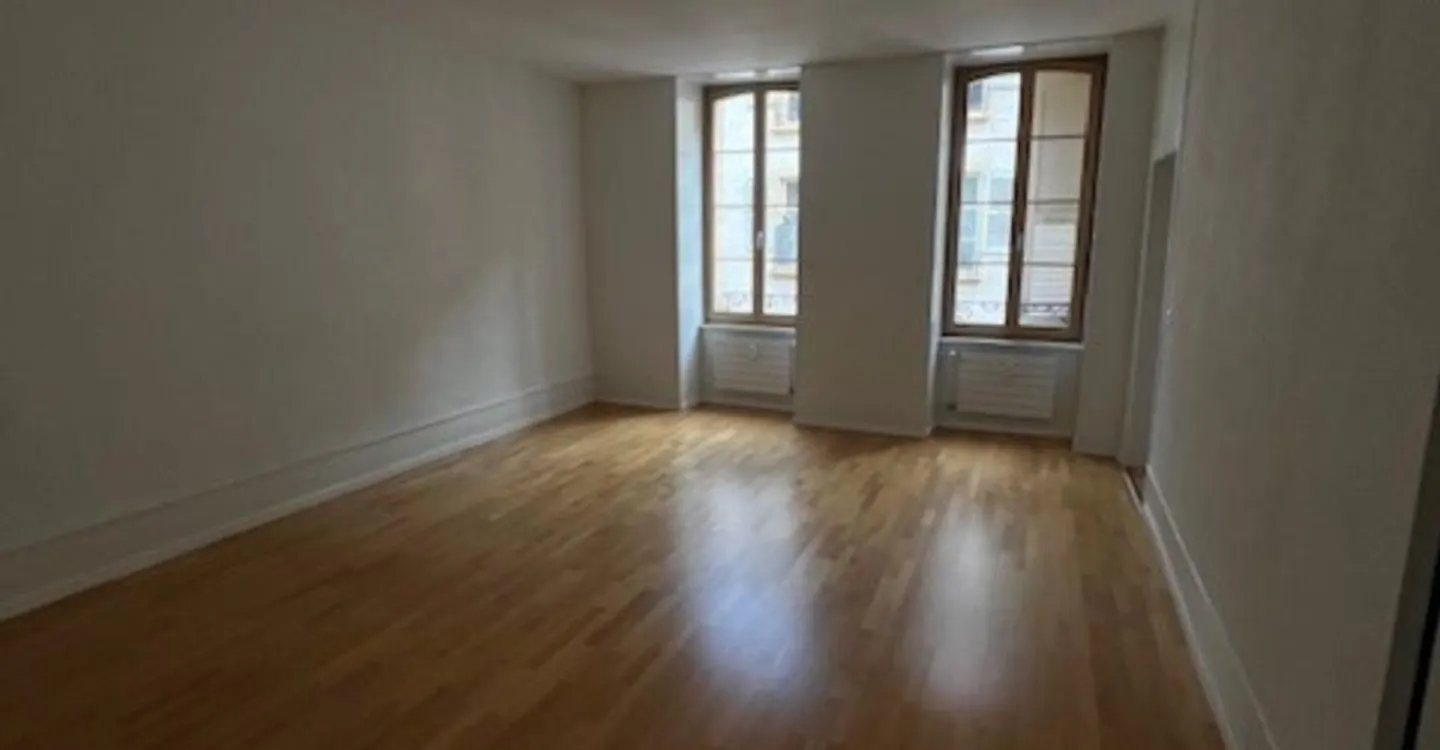 Charming Apartment Near Train Station - Photo 2 of 5