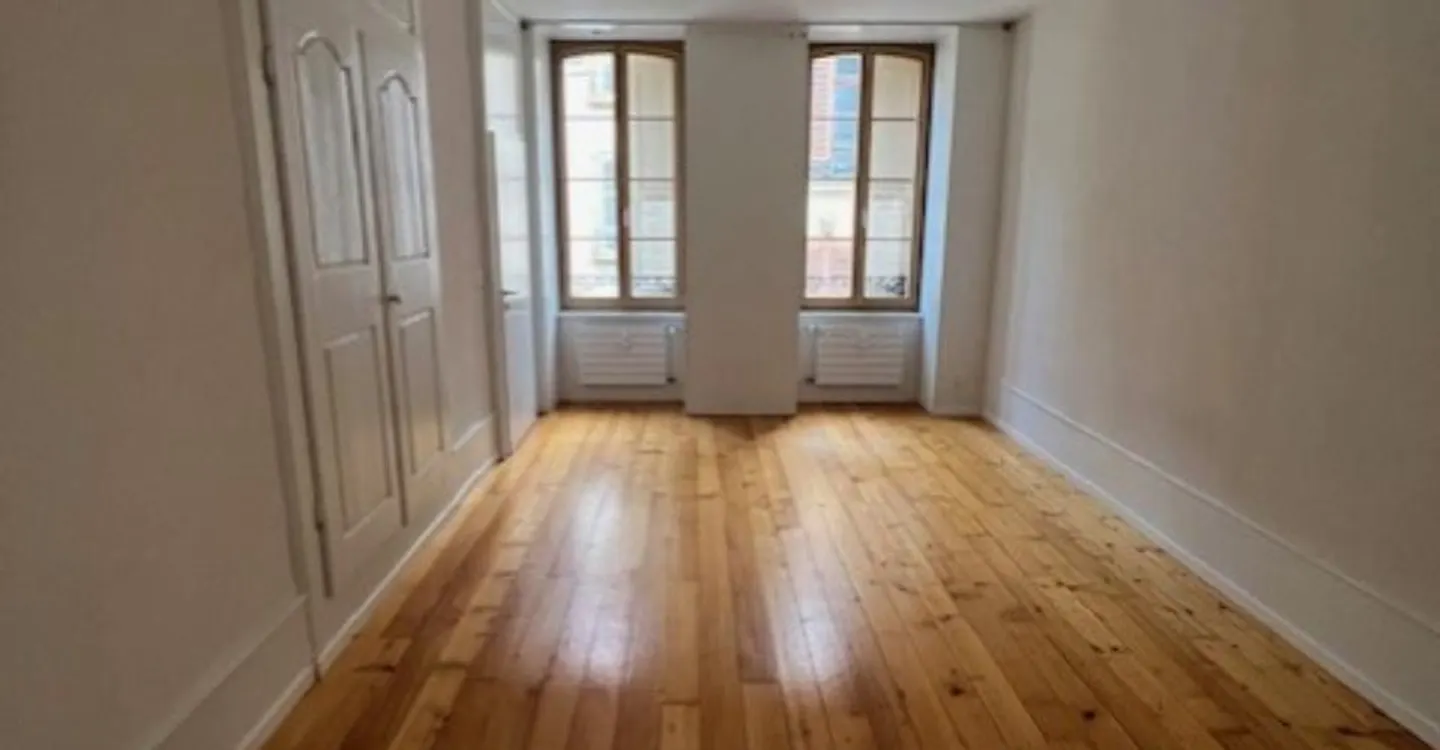 Charming Apartment Near Train Station - Photo 4 of 5