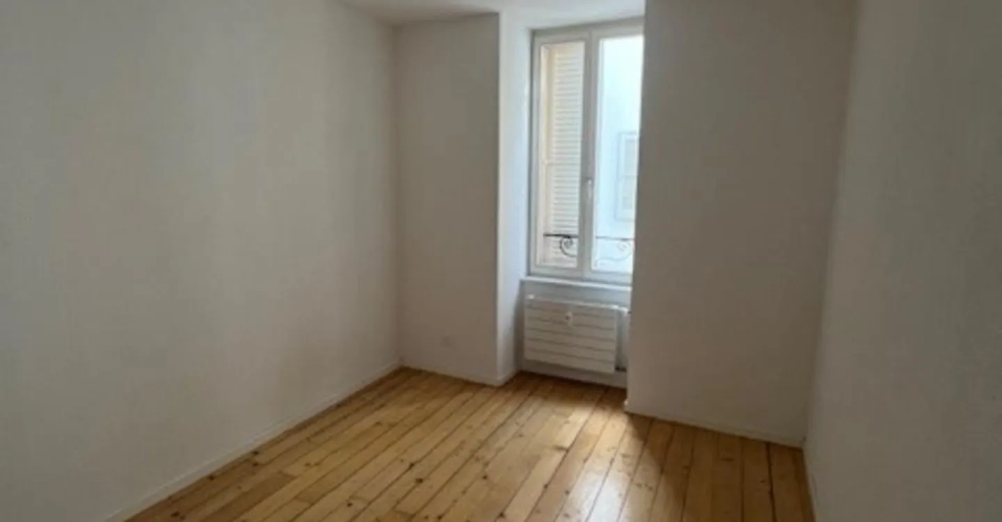 Charming Apartment Near Train Station - Photo 5 of 5
