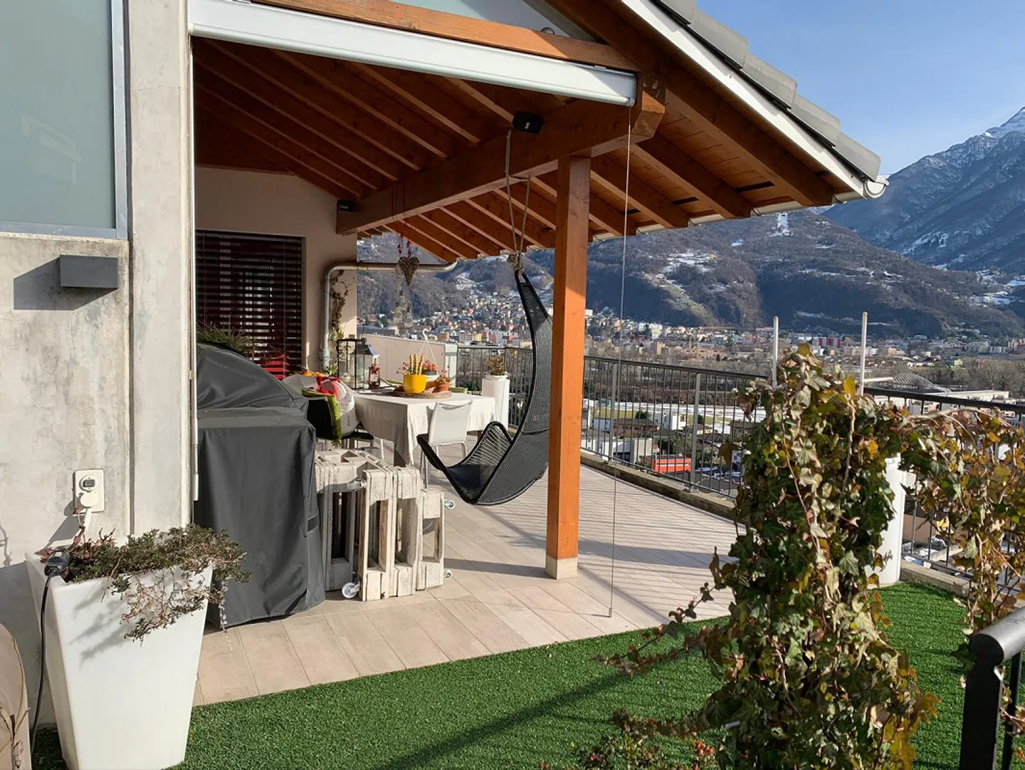 Casa incantevole con 6,5 stanze e vista aperta a Bellinzona - Foto 1 di 10