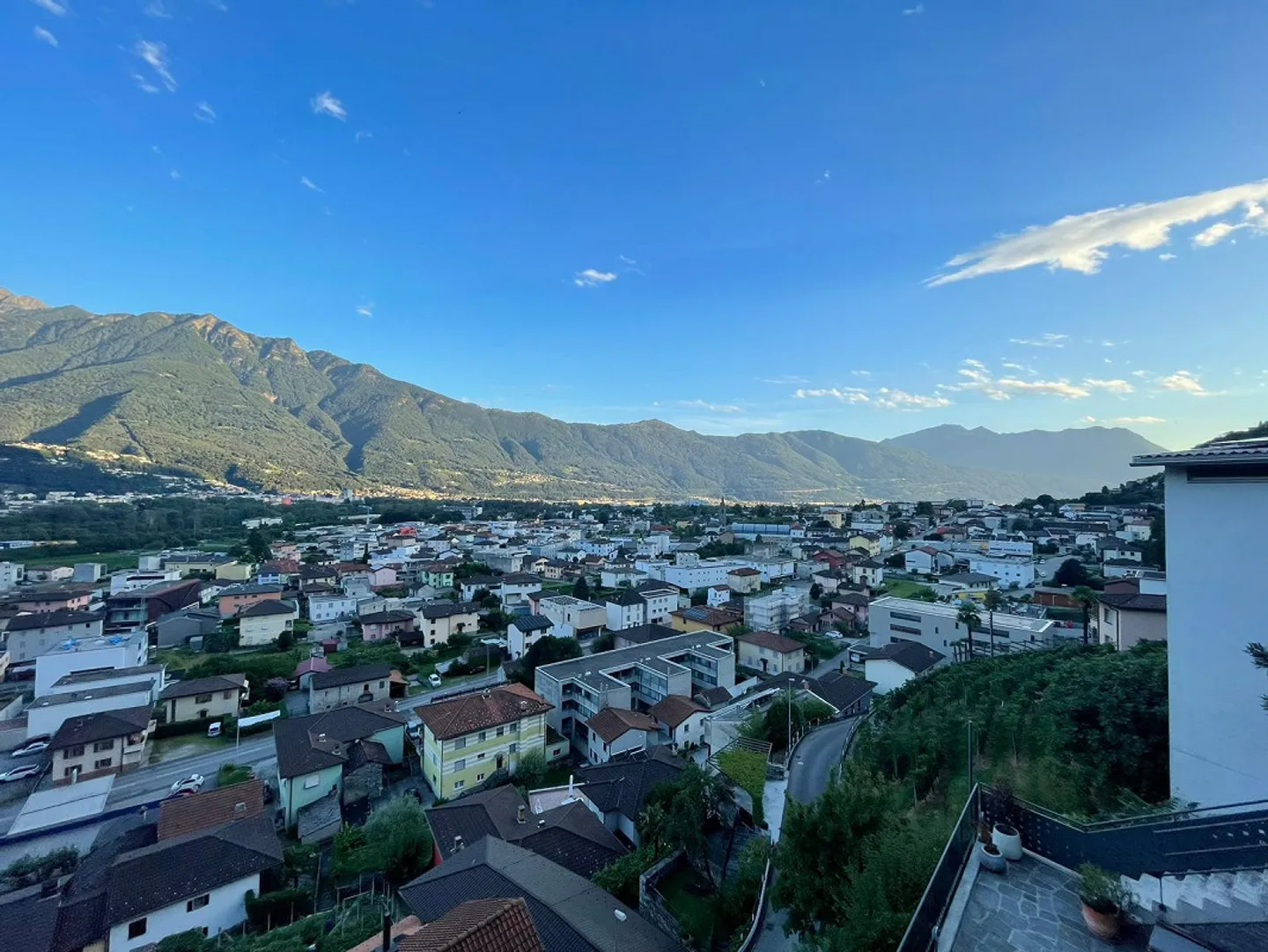 Casa incantevole con 6,5 stanze e vista aperta a Bellinzona - Foto 2 di 10