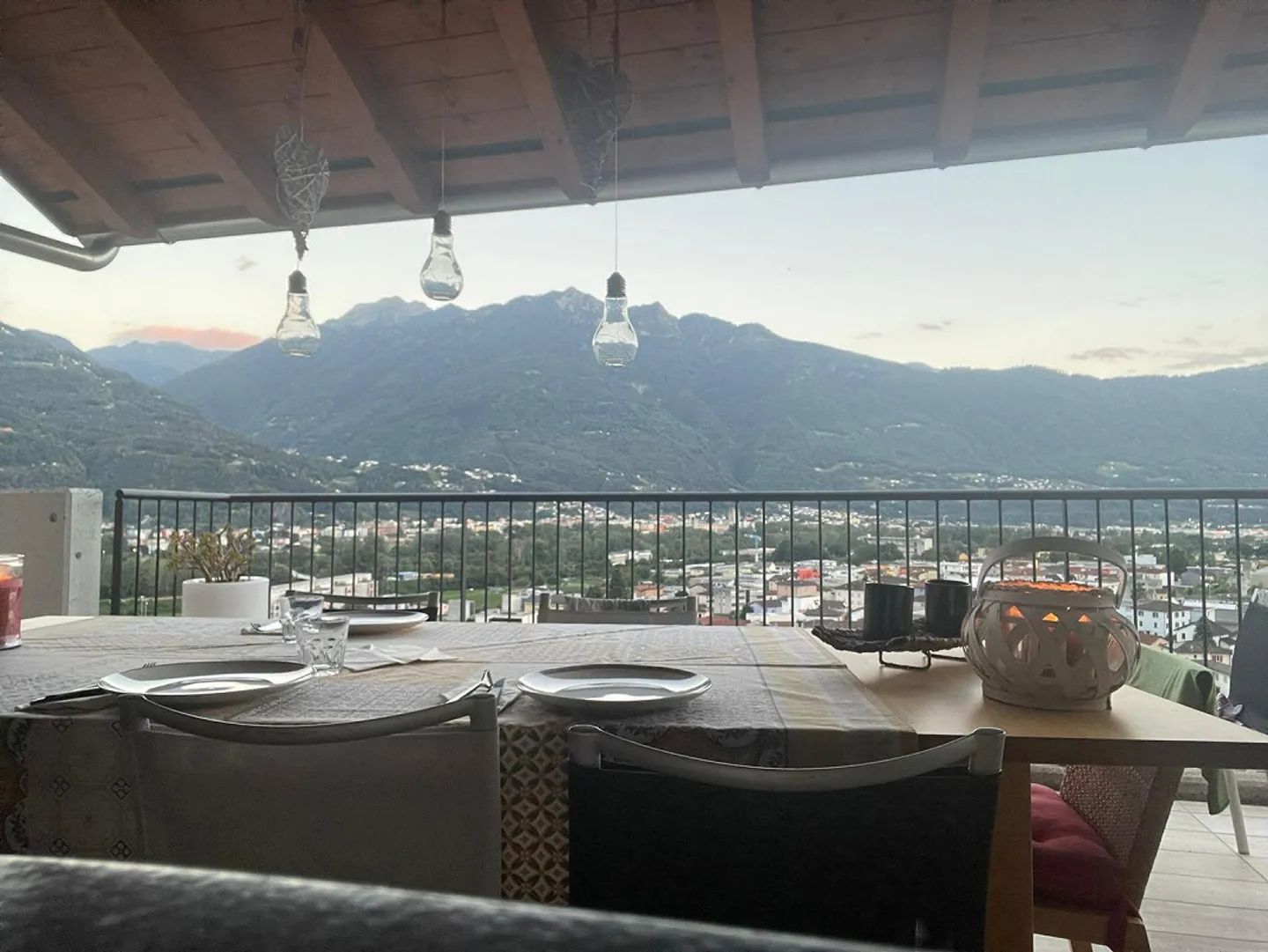 Casa incantevole con 6,5 stanze e vista aperta a Bellinzona - Foto 3 di 10