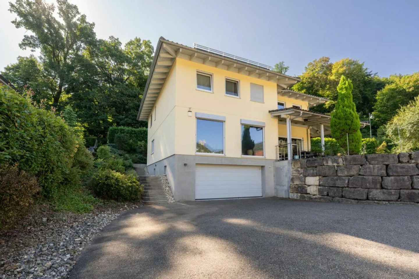 Modern single-family house with Minergie-P standard, PV system and generous garden - Photo 4 of 23