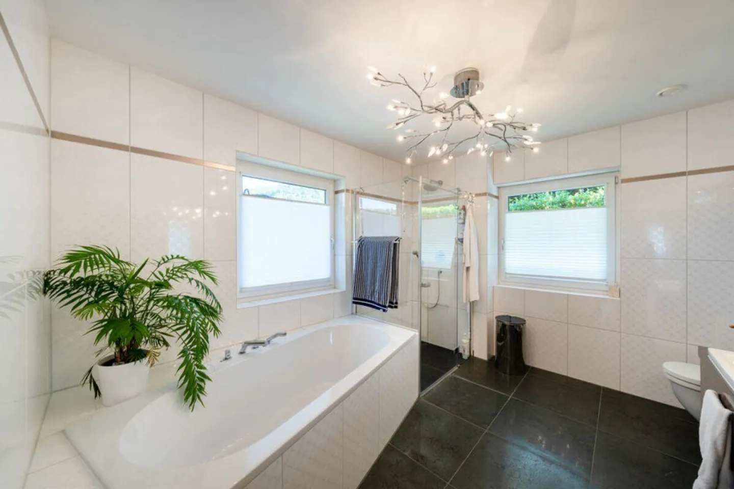 Modern single-family house with Minergie-P standard, PV system and generous garden - Photo 18 of 23