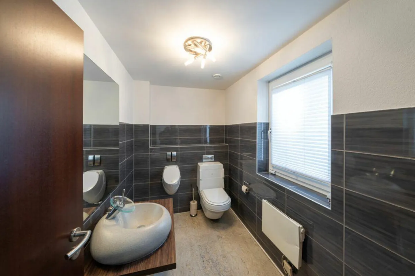 Modern single-family house with Minergie-P standard, PV system and generous garden - Photo 20 of 23