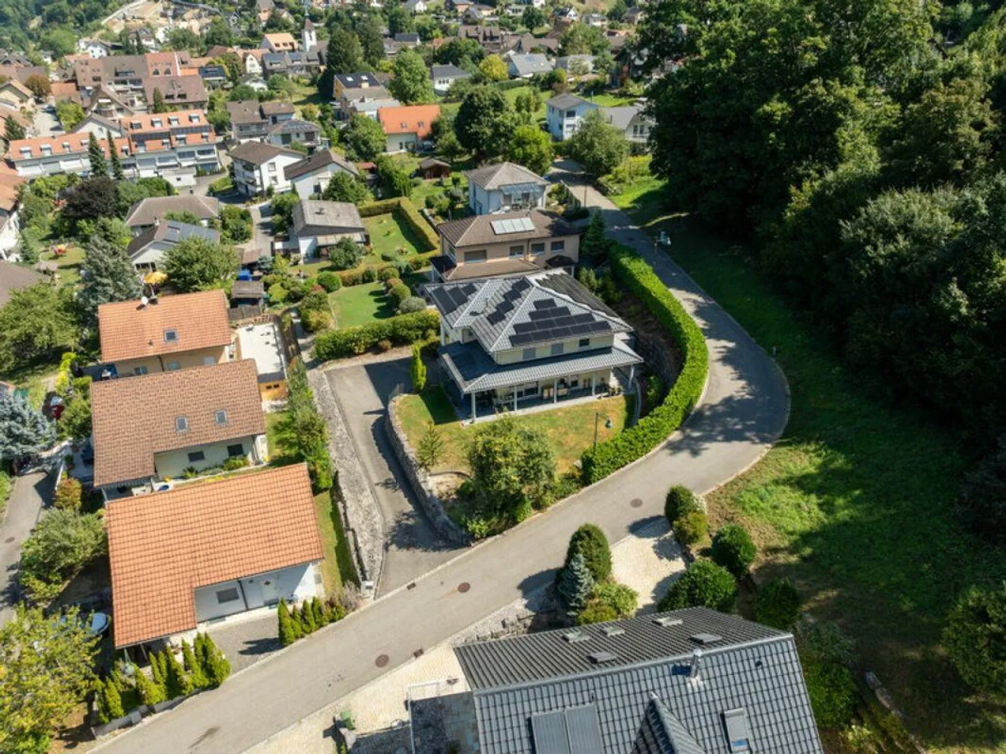 Modern single-family house with Minergie-P standard, PV system and generous garden - Photo 23 of 23