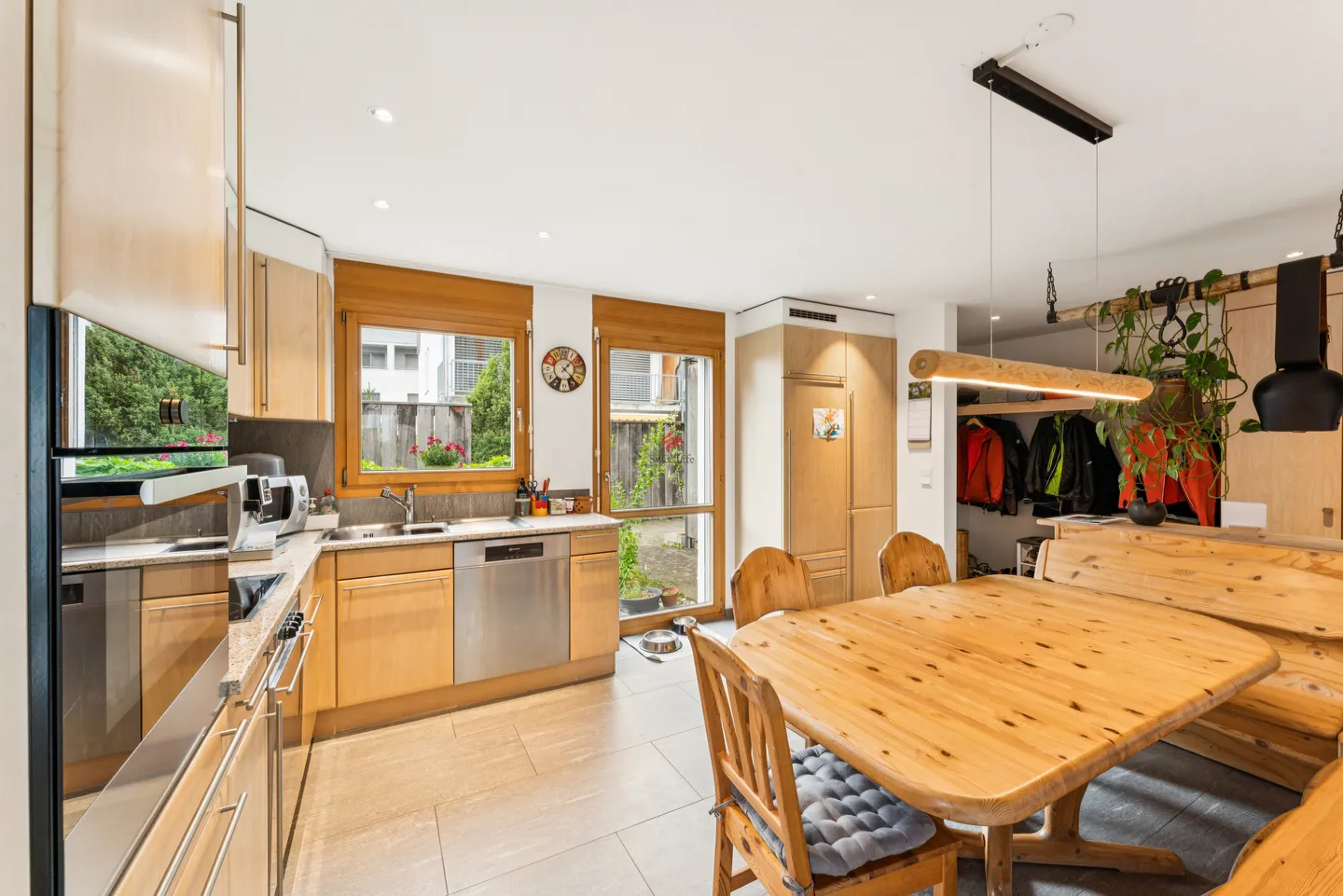 Meravigliosa casa familiare con vita di villaggio vivace! - Foto 4 di 7