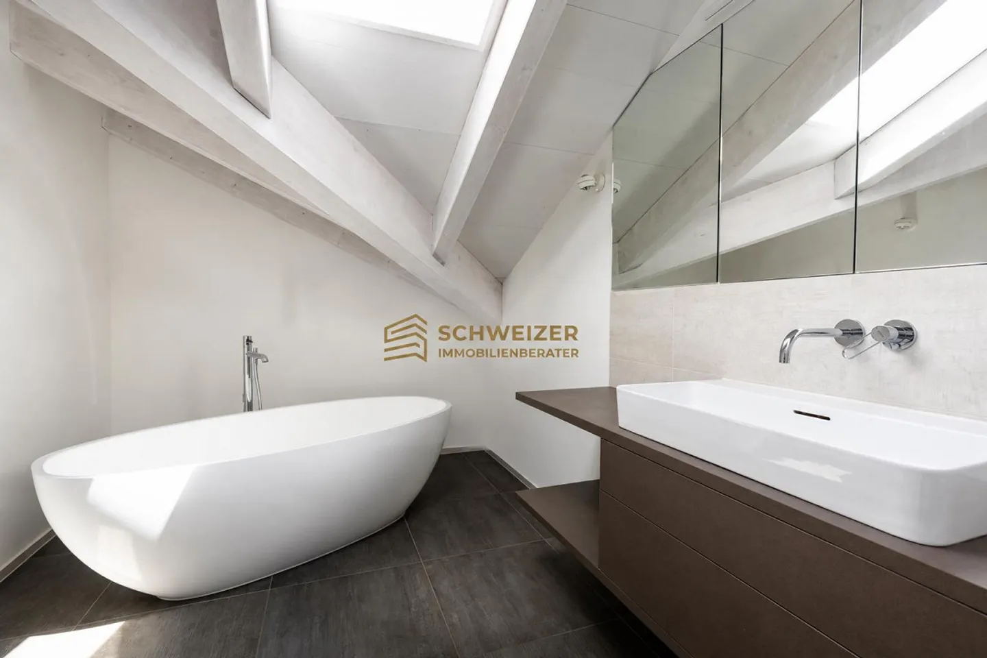 Between Tranquility and Center – Living with Style and View - Photo 1 of 6