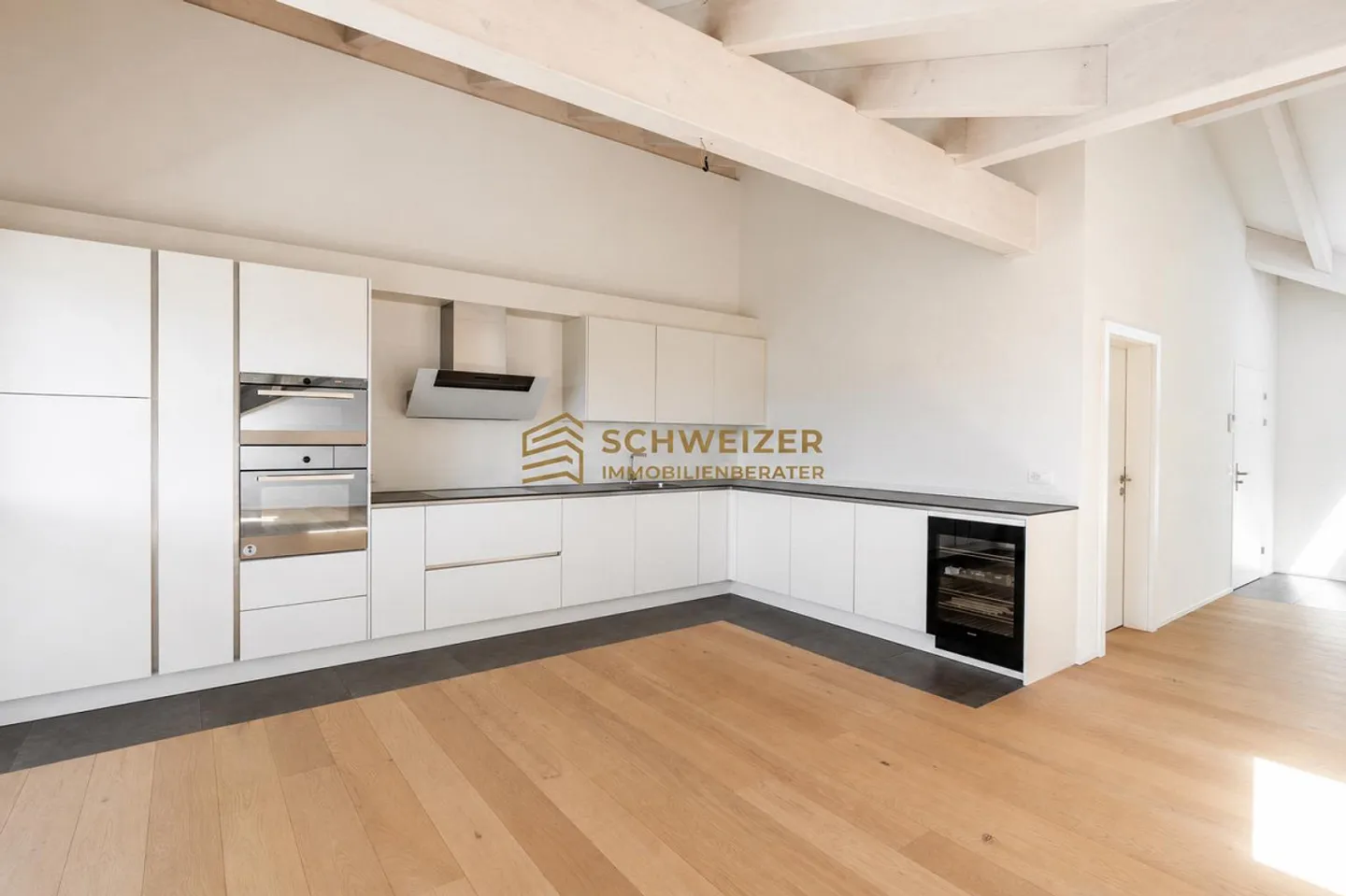 Between Tranquility and Center – Living with Style and View - Photo 2 of 6
