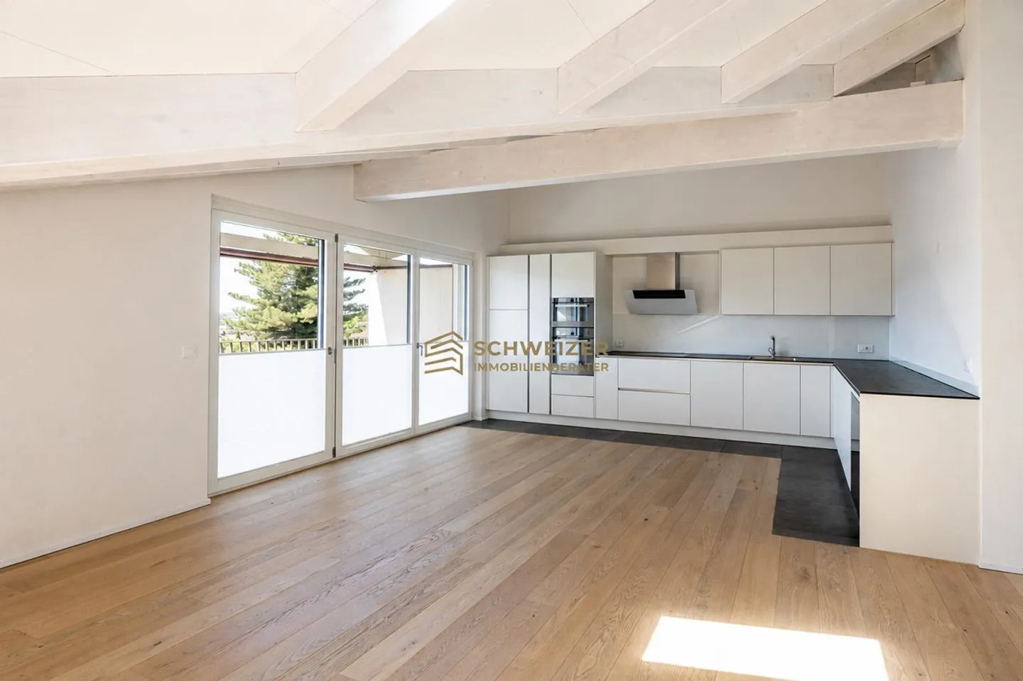 Between Tranquility and Center – Living with Style and View - Photo 3 of 6