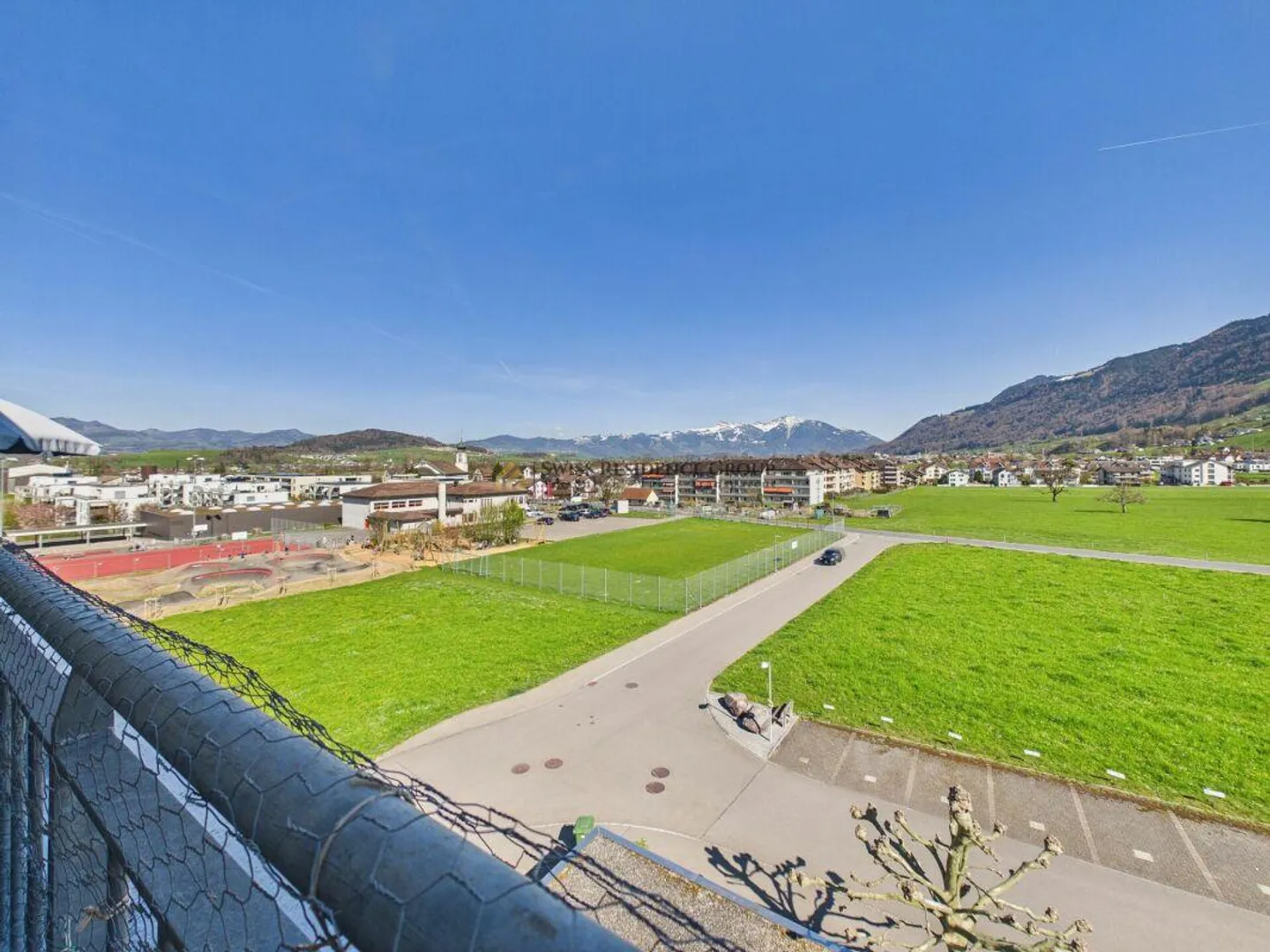 Appartamento attico luminoso con una vista splendida sulle montagne e sul lago - Foto 20 di 22