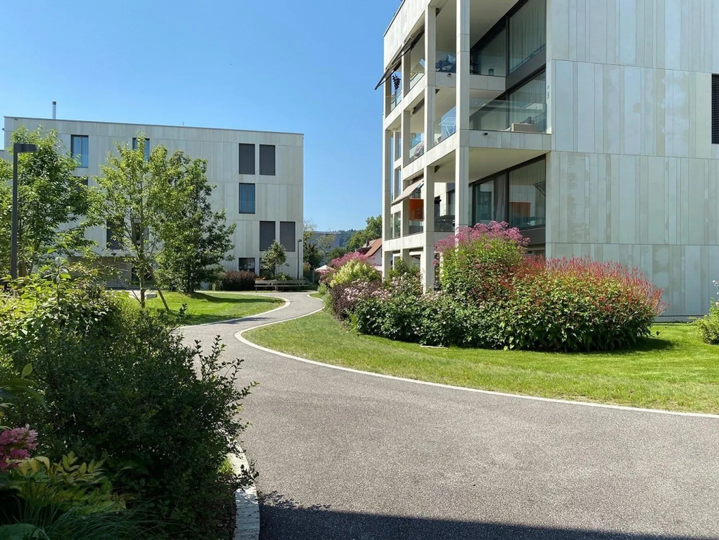Soleggiato e molto moderno con un grande balcone e una cucina esclusiva! - Foto 1 di 13